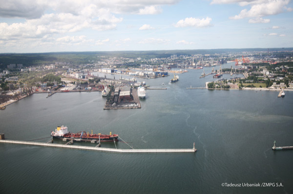 Zdjęcie przedstawiające port morski w Gdyni.